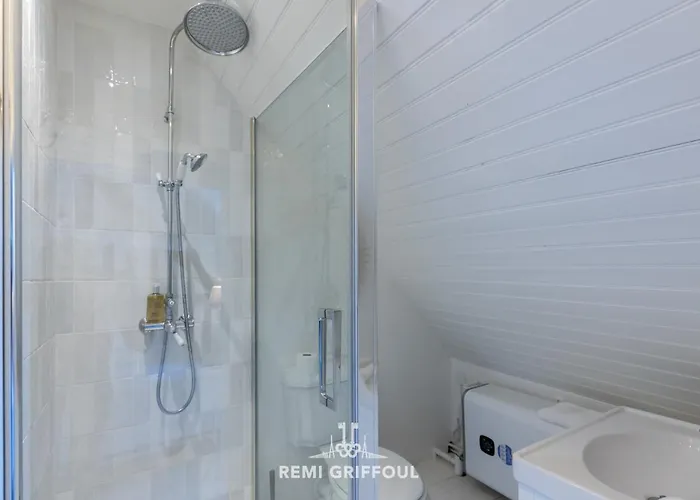 Апартаменты Dolphin View - - Cozy Nest With A View Of The Port *