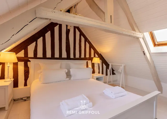 Апартаменты Dolphin View - - Cozy Nest With A View Of The Port Онфлёр