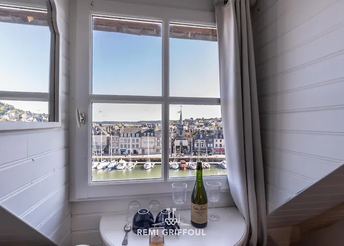 Апартаменты Dolphin View - - Cozy Nest With A View Of The Port